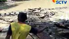 Jebolnya tanggul sungai di Kecamatan Tegowanu, Grobogan, Jawa Tengah, berdampak buruk pada tanggul-tanggul sungai lainnya. Banjir pun meluas hingga merendam sebelas desa. 
