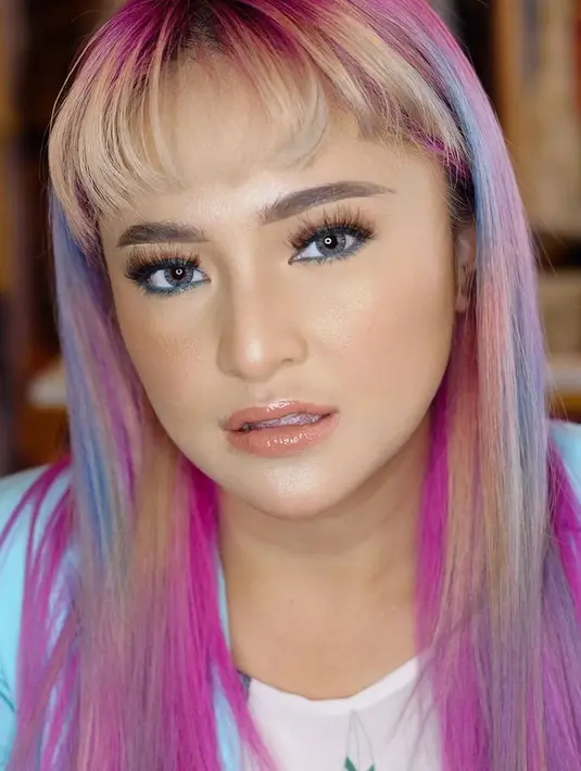 Marshanda tampil dengan makeup tebal dan warna rambut yang menyala. Poni membuat wajahnya tampak lebih muda di usia ke-33. (Foto: Instgaram/ marshanda99)