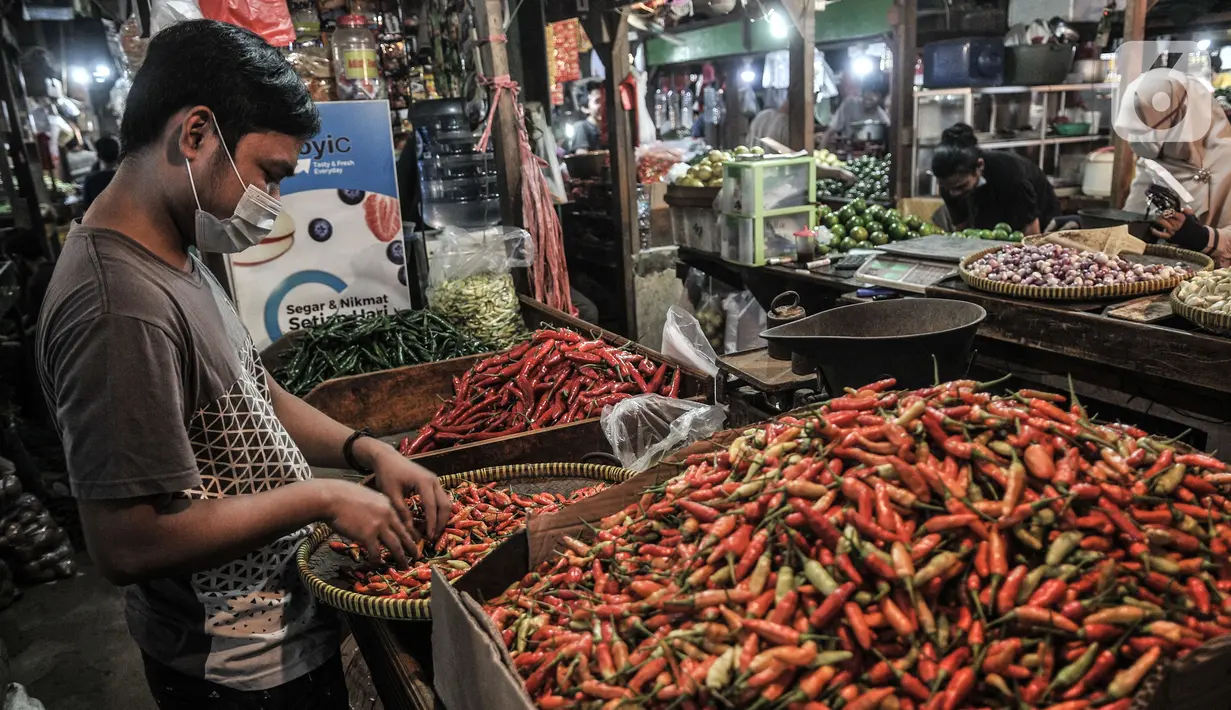 Pedagang merapikan cabai rawit merah yang dijual di Pasar Senen, Jakarta, Kamis (4/3/2021). Naiknya harga cabai rawit merah di pasaran saat ini disebabkan oleh produksi yang sangat rendah sehingga pasokan di pasaran tidak bisa memenuhi tingginya permintaan. (merdeka.com/Iqbal S. Nugroho)