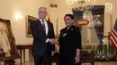 Menlu RI Retno Marsudi berjabat tangan dengan Menhan AS, Jim Mattis saat melakukan pertemuan, Jakarta, Senin (22/1). Menlu mengatakan, salah satu isu yang dibicarakan dalam pertemuan yaitu pengembangan regional Indo-Pasifik. (Liputan6.com/Arya Manggala)