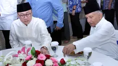 Ketua MPR RI Zulkifli Hasan (kiri) dan politisi senior Amien Rais saat acara buka puasa bersama di kediaman Ketua MPR RI, di Jakarta, Kamis (25/6/2015). (Liputan6.com/Helmi Afandi)