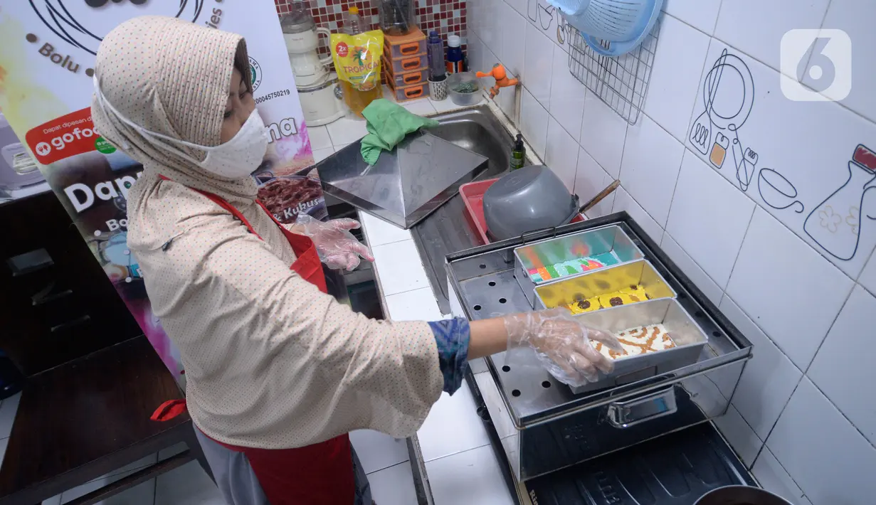 Perajin roti, Diyah Maryatini sedang memproses pembuatan brownis melted motif batik nusantara pesanan pembeli di Dapur Syabina, Pamulang, Tangerang Selatan, Banten, Jumat (2/10/2020). Dalam kondisi pandemi Covid-19 , penjualan brownies batik mulai stabil. (merdeka.com/Dwi Narwoko)