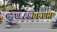 Mural bertulis '#TolakRKUHP' terpampang pada dinding di Jalan Pemuda, Rawamangun, Jakarta, Selasa (1/10/2019). Mural tersebut respons dari seniman Jakarta terhadap RUU KUHP yang dinilai mencederai tatanan demokrasi. (merdeka.com/Iqbal Nugroho)