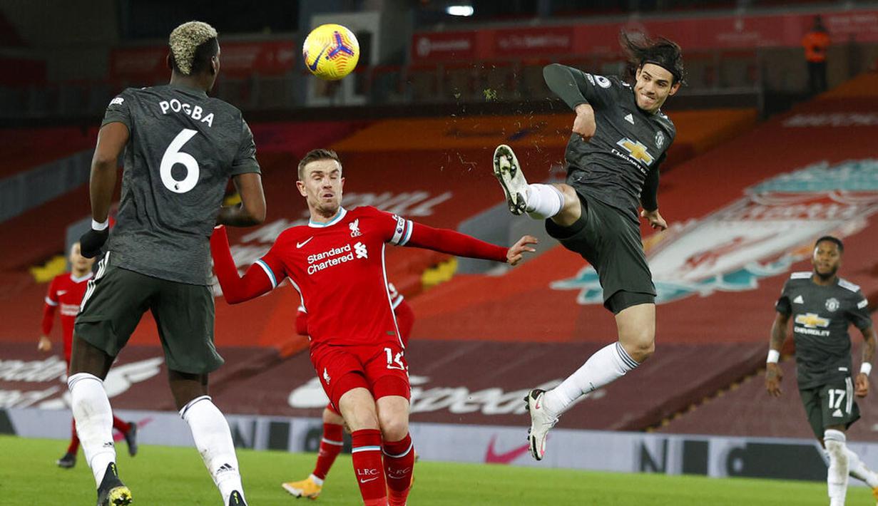 Striker Manchester United, Edinson Cavani, melepaskan tendangan saat melawan Liverpool pada laga Liga Inggris di Stadion Anfield, Minggu (17/1/2021). Kedua tim bermain imbang 0-0. (Phil Noble/Pool via AP)