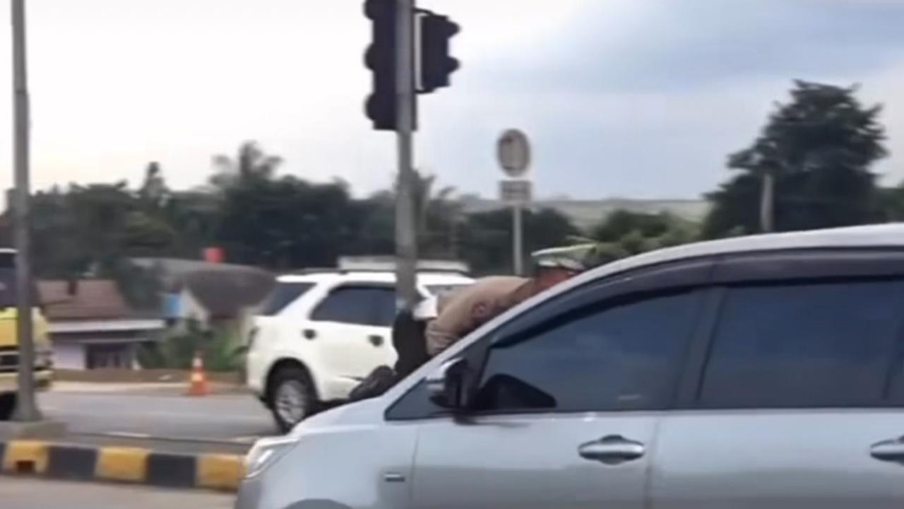 Viral Polisi Menempel di Kap Mobil, Terbawa Sampai Gerbang Tol Balaraja Timur