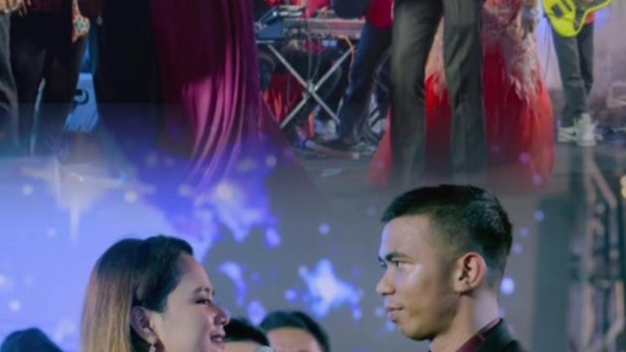 Keduanya Terlihat Mesra