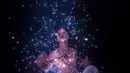 Ekpresi seorang pria yang dipercikan kembang api saat mengikuti ritual eating flowers di provinsi Fujians, China (16/2). Menurut seorang peserta, ia melakukan ritual tersebut guna meminta keselamatan bagi keluarganya. (AFP/Johannes Eisele)