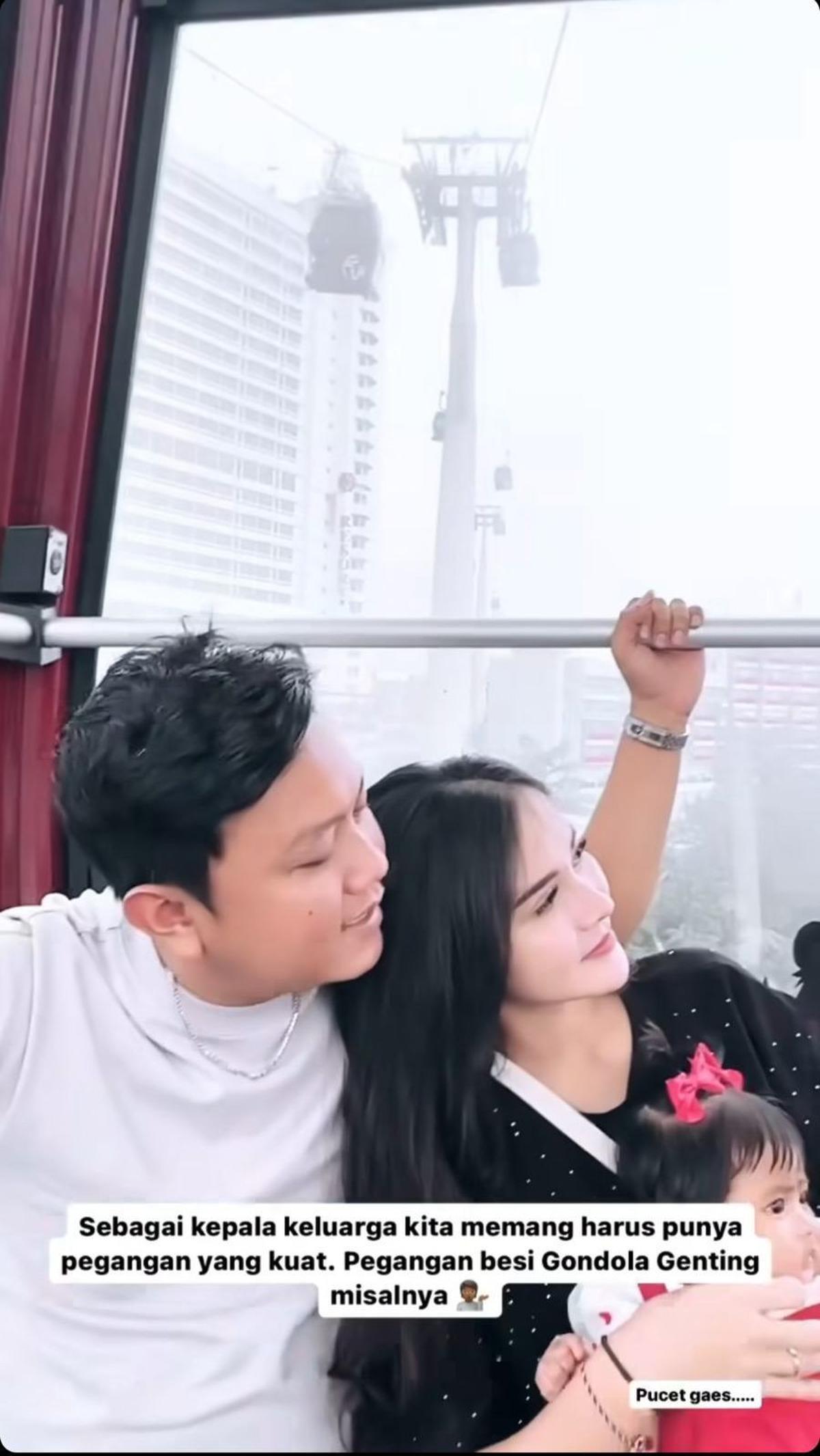 Denny Caknan, Bella Bonita, dan Dek Cunda menikmati pengalaman seru naik kereta gantung di Malaysia.<br>