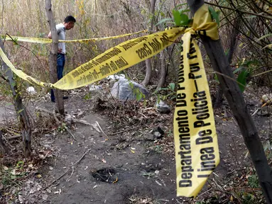 Seseorang berdiri dekat lokasi bunuh diri aktor Glee, Mark Salling (35), di area hutan dekat Tujunga, daerah tempat tinggalnya di Sunland, Los Angeles, Selasa (30/1). Pemeran Noah “Puck” Puckerman itu ditemukan tewas gantung diri. (AP/Reed Saxon)