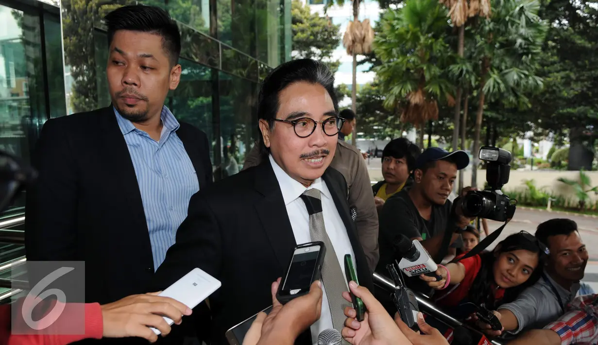 Hotma Sitompul memberikan keterangan pers usai menjalani pemeriksaan di Gedung KPK, Jakarta (29/11). Hotma diperiksa sebagai saksi terkait kasus dugaan korupsi proyek pengadaan e-KTP di Kementerian Dalam Negeri (Kemendagri). (Liputan6.com/Helmi Affandi)