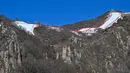 Pemandangan sebagian dari jalur menuruni bukit di Pusat Ski Alpine Nasional Yanqing menjelang Olimpiade Musim Dingin Beijing 2022 di distrik Yanqing, 2 Februari 2022. Ini merupakan venue ski alpine berstandar Olimpiade pertama di China dan salah satu tempat tersulit di dunia. (Dimitar DILKOFF/AFP)