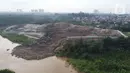 Foto udara memperlihatkan alat berat memindahkan tumpukan sampah dari Tempat Pembuangan Akhir (TPA) Cipeucang yang masuk ke area Sungai Cisadane, Serpong, Tangerang Selatan, Rabu (3/6/2020). Sebelumnya, pada Jumat (22/5/) lalu turap yang menopang TPA tersebut jebol. (Liputan6.com/Helmi Fithriansyah)
