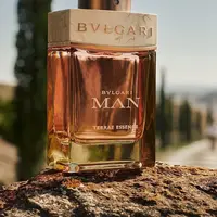 Keharuman hangat mengangkat eksotismu aroma bumi dengan wewangian pria terbaru dari Bvlgari Man.