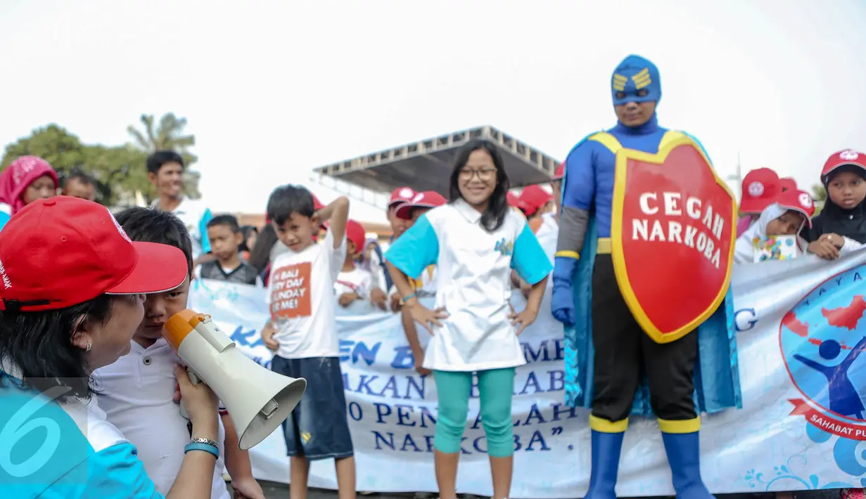 Seorang pria berkostum Kapten BNN dan sejumlah anak mengadakan aksi Hari Anak Nasional di Bundaran HI, Jakarta, Minggu (2/8/2015). Mereka mengajak anak-anak Indonesia untuk menjauhi narkoba. (Liputan6.com/Faizal Fanani)