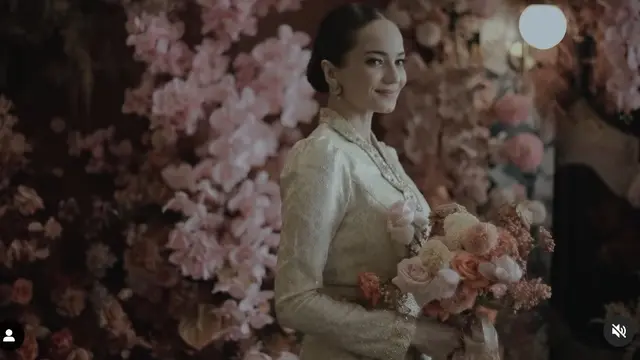 Potret Enzy dalam balutan kebaya kartini dan songket Aceh di momen lamarannya. (Foto: Instagram/enzystoria)