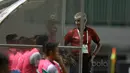 Ivan Kolev berbincang dengan asisten pelatih saat mendampingi PS TNI melawan Perseru Serui pada Liga 1 2017 di Stadion Pakansari, Bogor, Minggu (18/6/2017). PS TNI menang 1-0. (Bola.com/Nicklas Hanoatubun)