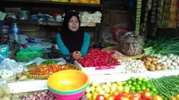 Harga sejumlah bahan pangan di Pasar Grogol Jakarta Barat terpantau turun signifikan di awal bulan ini. (Liputan6.com/Fiki Ariyanti)