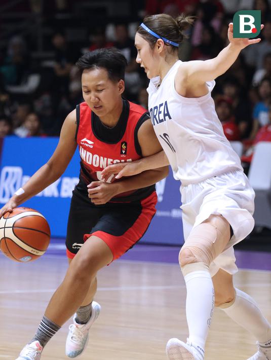 Pebasket putri Indonesia, Nathassa Debby Christaline (kiri) menghindari kawalan pemain Korea, Park Hana pada babak penyisihan Grup X Basket Putri Asian Games 2018 di Jakarta, Rabu (15/8). Indonesia kalah 40-108. (Liputan6.com/Helmi Fithriansyah)