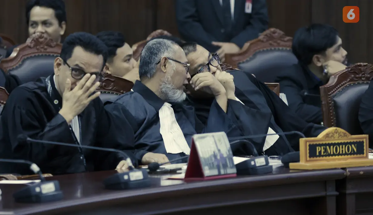 Pengacara pemohon Bambang Widjojanto dan Refly Harun, didampingi Denny Indrayana, menyimak pembacaan putusan perkara Perselisihan Hasil Pemilihan Umum (PHPU) di Ruang Sidang 1 Gedung Mahkamah Konstitusi (MK), Jakarta Pusat, Selasa (6/10/2026). (KLY/Budy Santoso)