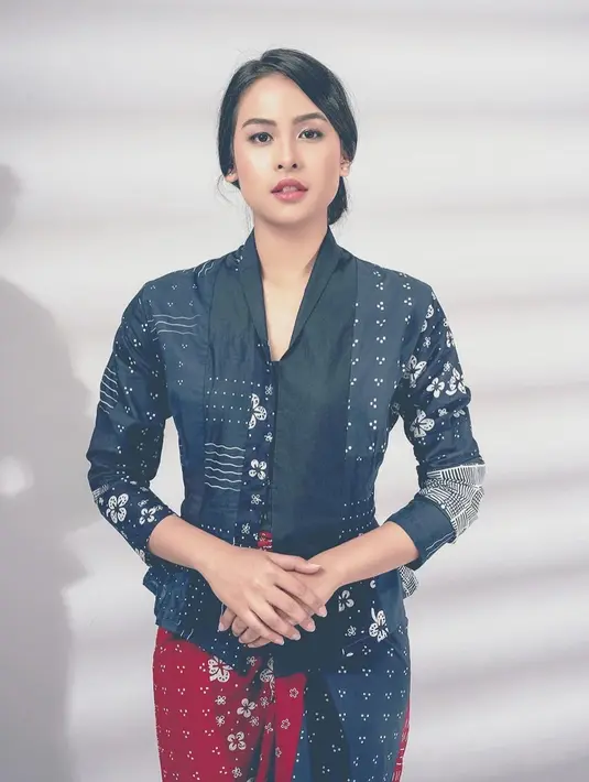 Mengenakan kebaya dengan model kain batik, gaya Maudy Ayunda terlihat begitu anggun. Makeup flawless yang menghiasi wajahnya, membuat wanita 26 tahun ini makin menawan.(Liputan6.com/IG/@maudyayunda)
