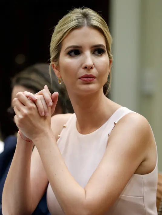 Ivanka Trump mendengarkan permasalahan pasangan tentara mengenai ketenagakerjaan dalam pertemuan di ruang Roosevelt Gedung Putih, Washington, Rabu (2/8).  Ivanka memilih tampil minimalis dengan memakai anting dan gelang simpel. (AP Photo/Alex Brandon)