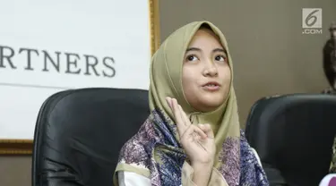 Komika Arafah Rianti menggelar jumpa pres terkait dugaan penipuan yang dialaminya, Jakarta, Kamis (6/7). Arafah mengaku ditipu saat membeli mobil di situs jual beli online. (Liputan6.com/Helmi Afandi)