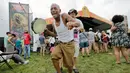 Allen Pazon saat menari di depan panggung selama New Orleans Jazz and Heritage Festival di Fair Grounds di New Orleans , AS (28/4). (Brett Duke/NOLA.com The Times-Picayune via AP)