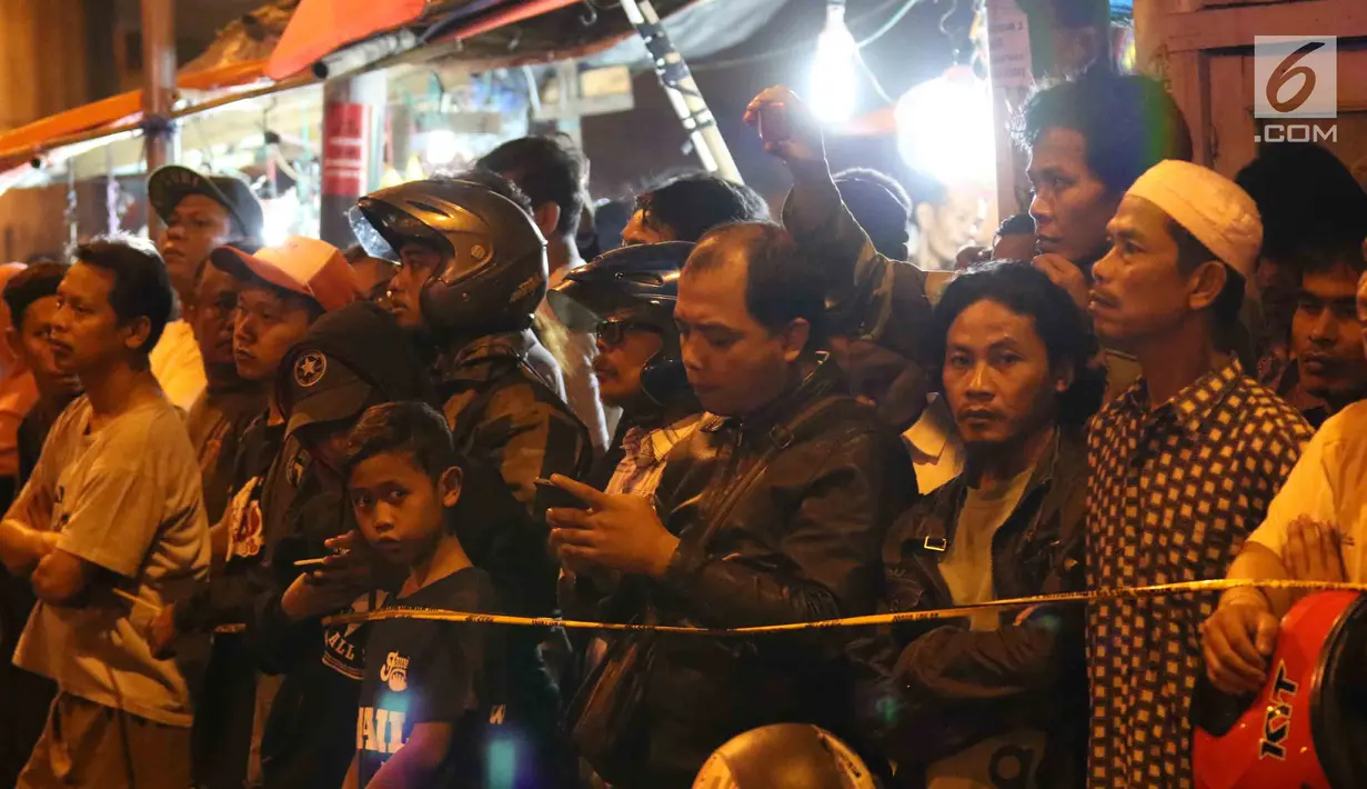 Warga memadati lokasi ledakan di Terminal Kampung Melayu, Jakarta, Rabu (24/5). (Liputan6.com/Angga Yuniar)