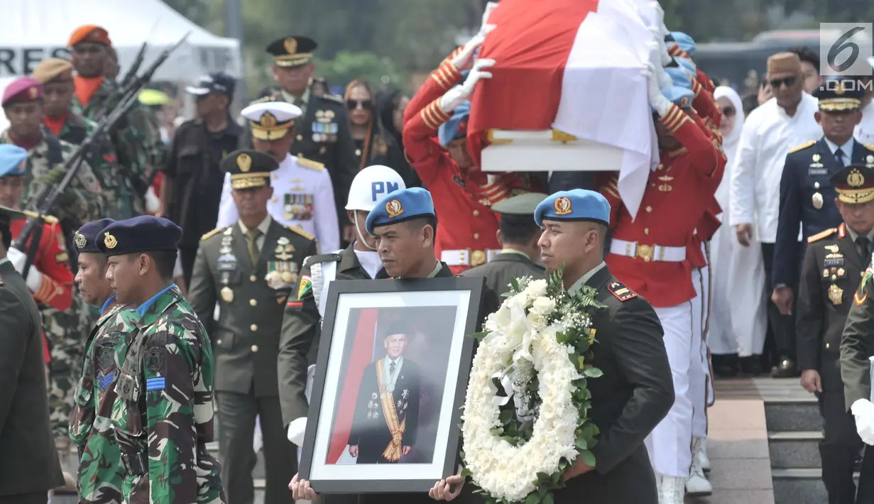 Anggota Paspampres mengusung peti jenazah almarhum Presiden ke-3 RI BJ Habibie menuju liang lahat saat tiba di Taman Makam Pahlawan (TMP) Kalibata, Jakarta, Kamis (12/9/2019). BJ Habibie meninggal pada Rabu (11/9/2019) pukul 18.05 WIB setelah menjalani perawatan di RSPAD. (merdeka.com/Iqbal Nugroho)