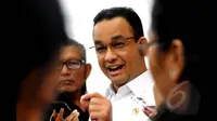 Mendikbud Anies Baswedan seusai menjelaskan tentang Pelaksanaan Ujian Negara Tahun Ajaran 2015 di Gedung Ki Hajar Dewantara Kementerian, Jakarta, Jumat (23/1). (Liputan6.com/Panji Diksana)