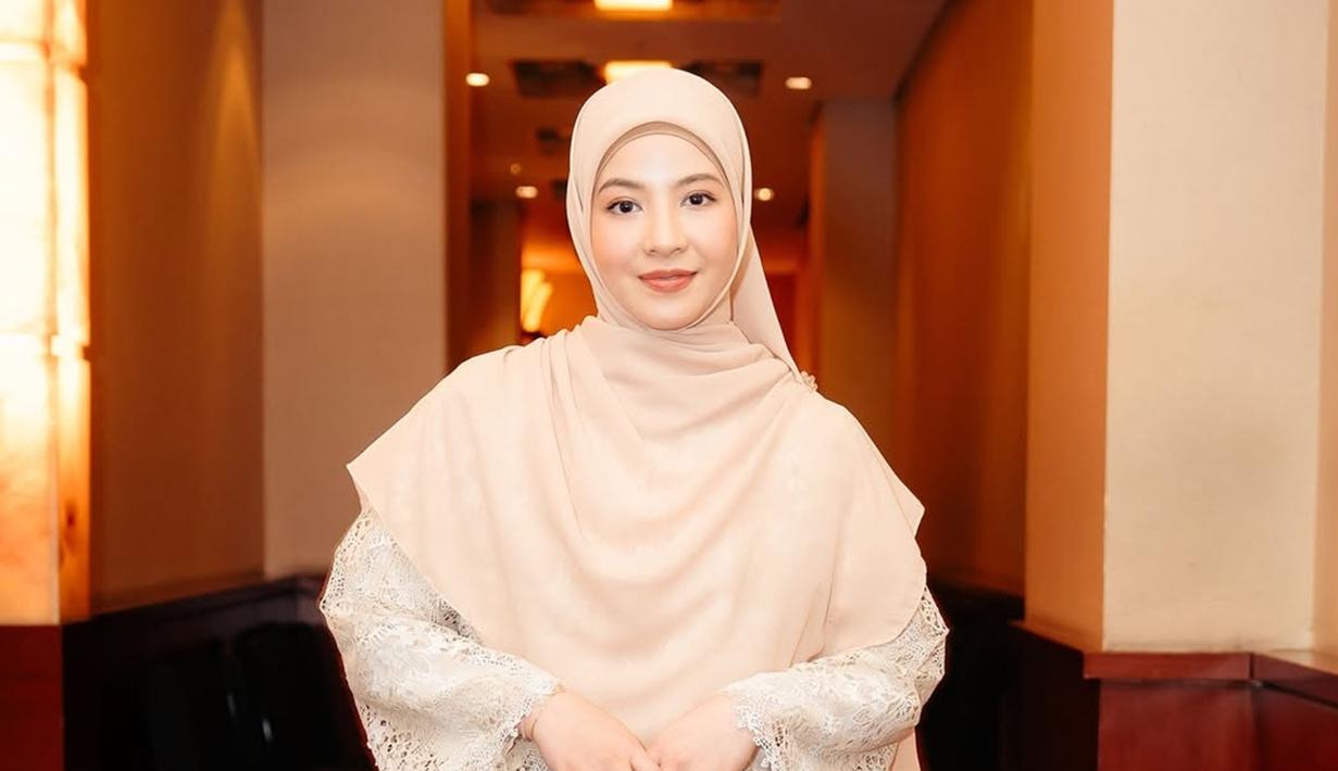 Natasha Rizky tampil cantik dengan gaun dari Lace by Artkea. Wajahnya dipoles oleh MUA Rara Chintya, Natasha Rizky pancarkan pesona di malam gala premiere ini. Mantan istri Desta ini mengenakan jilbab yang dari brand miliknya – Alur Cerita. Kembali ke layar lebar, tak sedikit penggemar yang sangat menantikan film yang disutradarai oleh Indra Gunawan ini. (Liputan6.com/IG/@natasharizkynew)