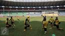 Pemain Sriwijaya FC menjalani latihan ringan di Lapangan Gelora Bung Karno Jakarta, Sabtu (2/4). Sesi latihan ini bertujuan untuk pemanasan dan pertandingan Semi Final piala Bhayangkara memperubatkan juara 3. (Liputan6.com/JohanTallo)