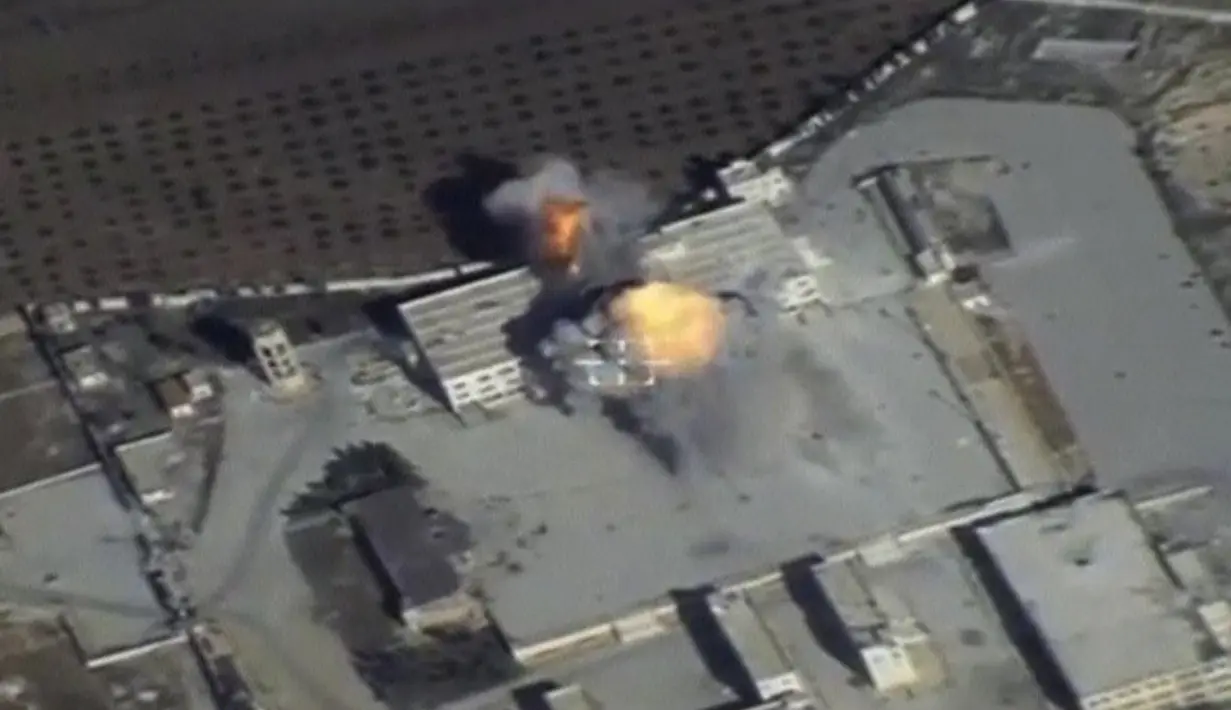 Sebuah gambar yang diambil dari rekaman video drone yang dirilis Kementerian Pertahanan Rusia pada 17 November 2016, memperlihatkan kepulan api saat rudal menghantam markas ISIS di lokasi yang tidak diketahui di Suriah. (Reuters)