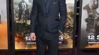 Aktor Chris Hemsworth berpose untuk difoto saat menghadiri pemutaran perdana film "12 Strong" di Jazz di Lincoln Center, New York City (16/1). (AFP Photo/Angela Weiss)