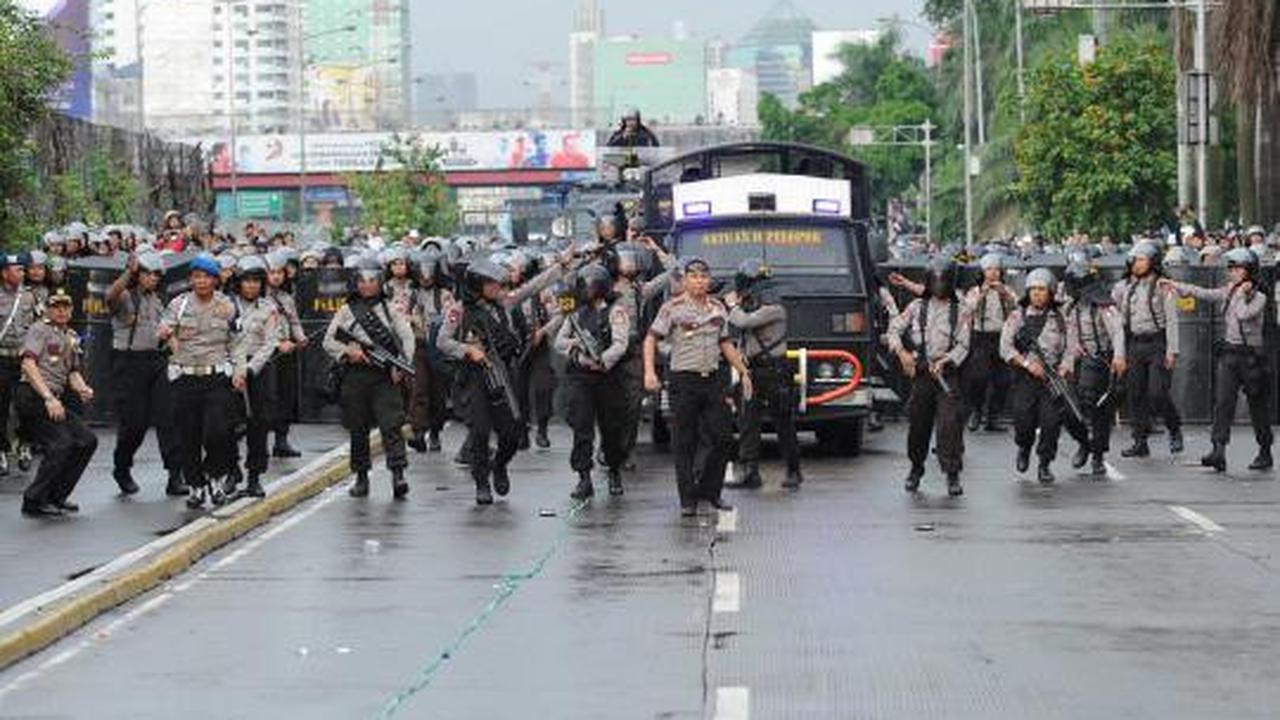 Bentrok demonstran vs polisi di DPR