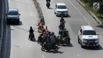 Sejumlah kendaraan melawan arah di kawasan Petukangan, Jakarta, Senin (18/6). Banyak pengendara mengabaikan keselamatan berlalu lintas di momen libur Lebaran dengan melawan arah hingga tidak mengenakan helm saat berkendara. (Liputan6.com/Angga Yuniar)