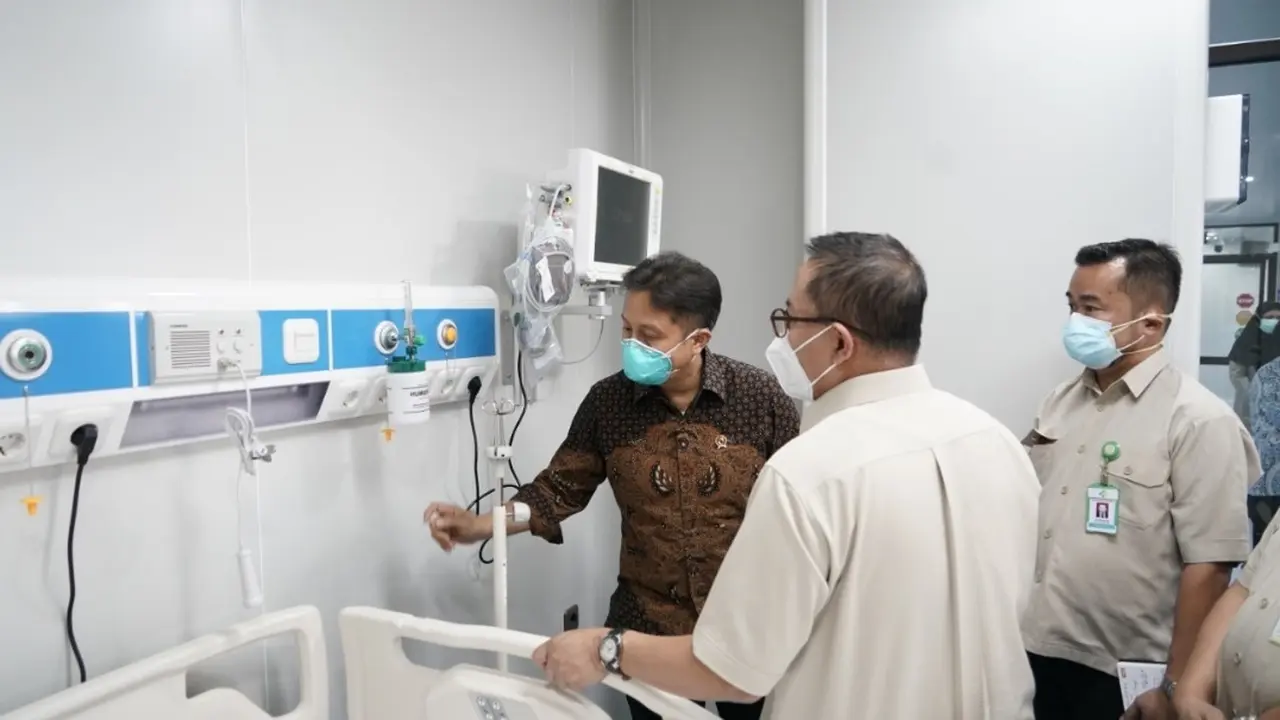 Menkes Budi Gunadi Sadikin bersama Direktur Pelayanan Kesehatan Kemenkes meninjau persiapan beberapa RS di Jakarta dalam penanganan COVID-19. (Foto: Kemenkes)