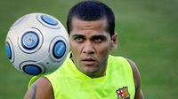 Bek Barcelona, Daniel Alves ketika menjalani latihan di pusat latihan tim di Joan Gamper, Barcelona, 20 Agustus 2009 jelang partai Piala Super Eropa kontra Shakhtar Donetsk. AFP PHOTO/JOSEP LAGO 
