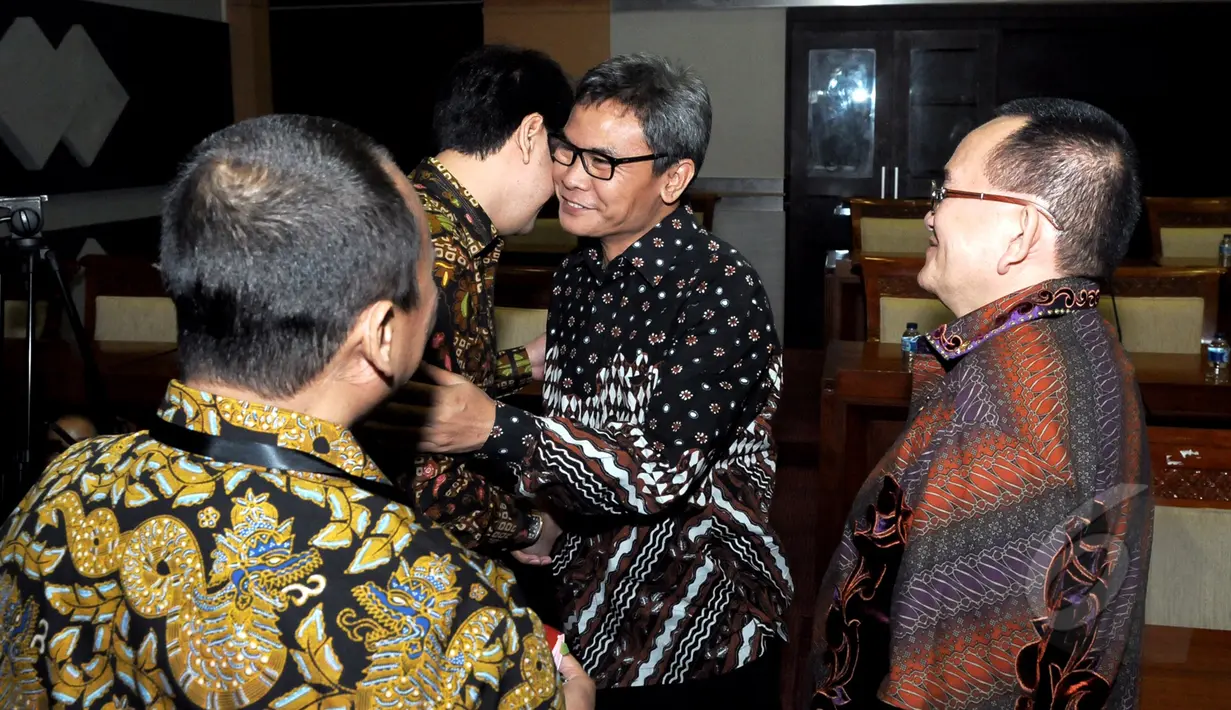 Plt Pimpinan KPK,  Johan Budi (kedua kanan) bersalaman dengan Ketua Komisi lll Aziz Syamsuddin (kedua kiri) sebelum mengikuti Rapat Dengar Pendapat di Senayan, Jakarta, Kamis (9/4/2015). (Liputan6.com/Andrian M Tunay