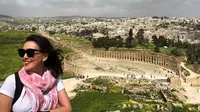 Becky Tumewu saat berkunjung ke situs arkeologi Jerash di Yordania (Dok.Instagram/@https://www.instagram.com/p/Bv_uU6VBYaK/Komarudin)