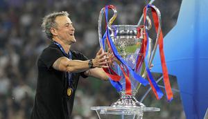 Pelatih PSG, Luis Enrique menyentuh trofi Liga Champions 2024/2025 setelah timnya berhasil memastikan diri menjadi juara dengan mengalahkan Inter Milan dalam laga final yang berlangsung di Allianz Arena, Munchen, Jerman, Minggu (01/06/2025) dini hari WIB. (AP Photo/Martin Meissner)
