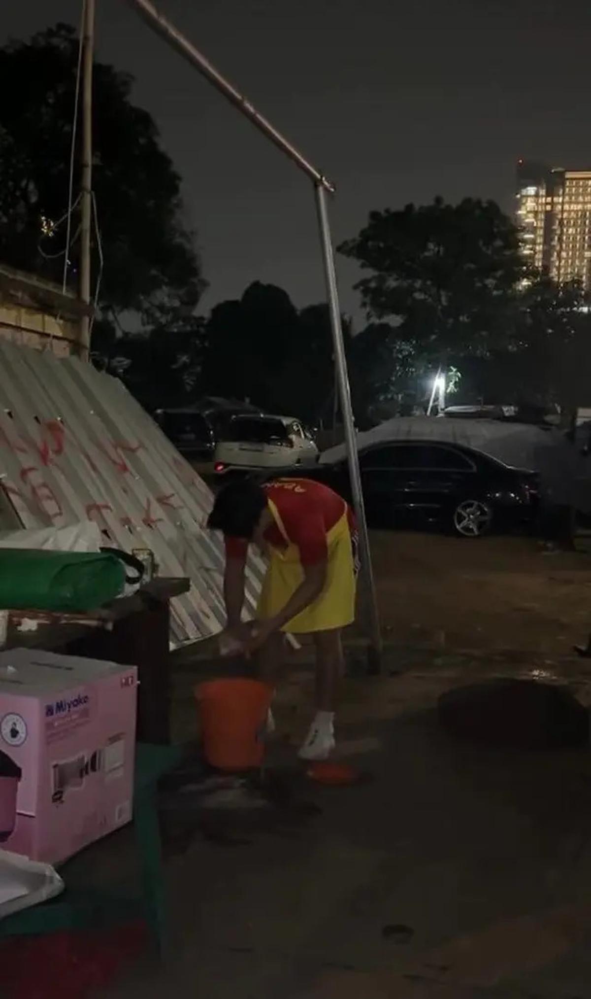 Momen Bevan Anak Nola B3 Jualan Sate di Pinggir Jalan, Layani Pelanggan dan Tak Segan Cuci Piring