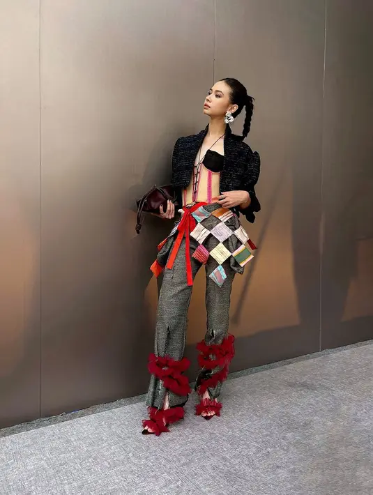 Sabuk merah cerah yang diikat di pinggang menambah daya tarik visual dan membingkai siluetnya dengan sempurna.   [@yukikt].