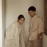 Untuk tampil serasi, mereka mencocokan pakaian dengan fokus pada palet warna alami.