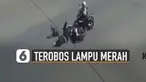 Nasib apes dialami pengendara motor ini karena ditabrak oleh pengendara motor yang menerobos lampu merah.