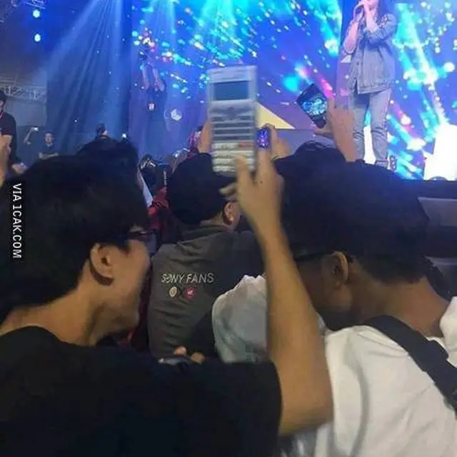 6 Potret Nyeleneh Orang Rekam Konser, Gantung Pengharum Agar Tidak Bau Badan