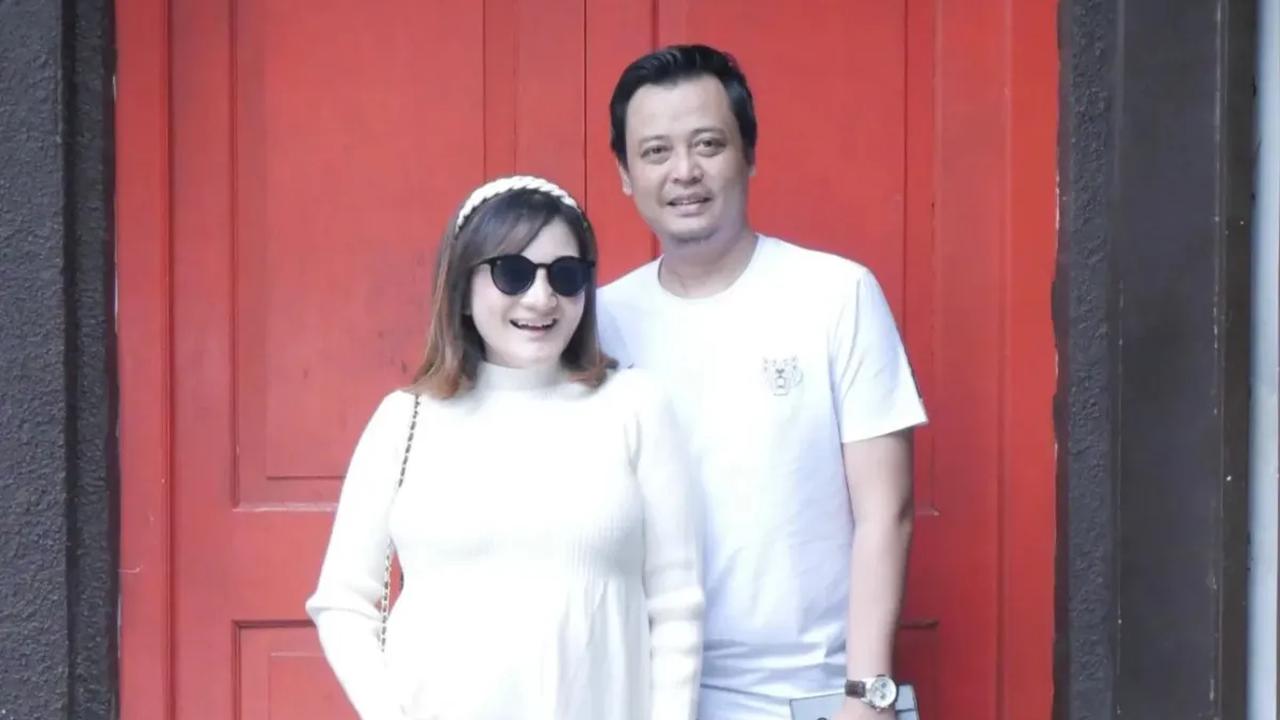 Wajah Kiki Amalia dan suami tak luput dari perhatian netizen. Keduanya dinilai memiliki wajah yang mirip.<br>