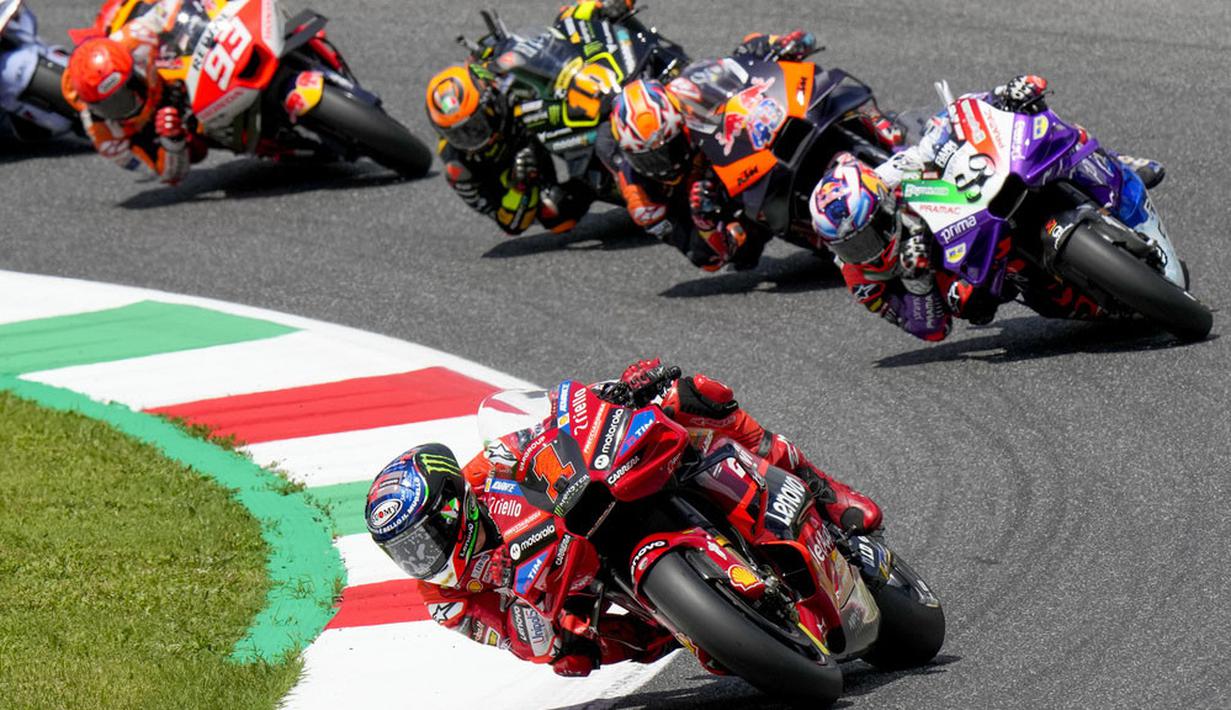 Pembalap Ducati Lenovo Team, Francesco Bagnaia, memimpin balapan MotoGP Italia di Sirkuit Mugello, Minggu (11/06/2023). Bagnaia menjadi yang tercepat dengan catatan waktu 41 menit 16,863 detik. (AP Photo/Luca Bruno)