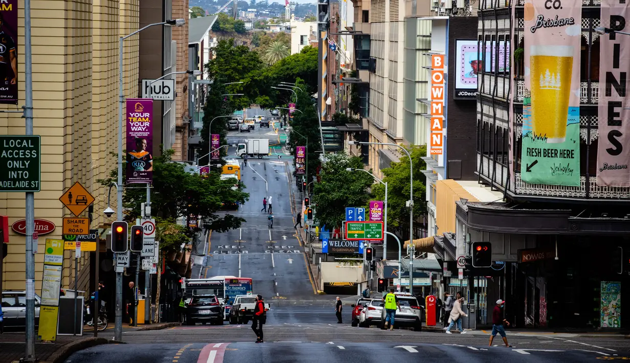 Sebuah jalan terlihat di kawasan pusat bisnis Brisbane, Australia (30/6/2021). Brisbane menjadi kota besar Australia keempat yang diperintahkan di-lockdown karena kekhawatiran akan penyebaran COVID-19. (AFP/Patrick Hamilton)