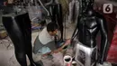 Seorang pekerja menyelesaikan pembuatan maneken di Kebon Jeruk, Jakarta Barat, Senin (28/12/2020). Maneken yang terbuat dari bahan viber tersebut dijual dengan harga Rp 1 juta. (merdeka.com/Dwi Narwoko)